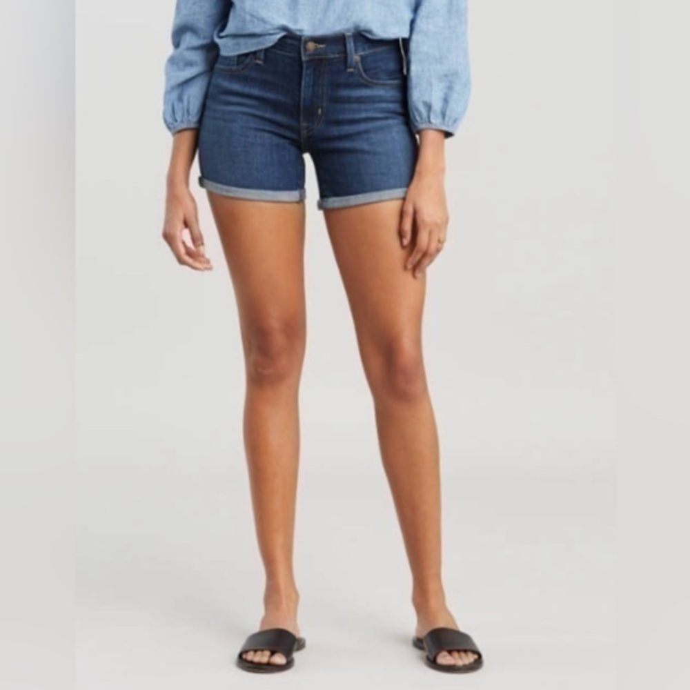 LEVI’S mid rise denim shorts size 27